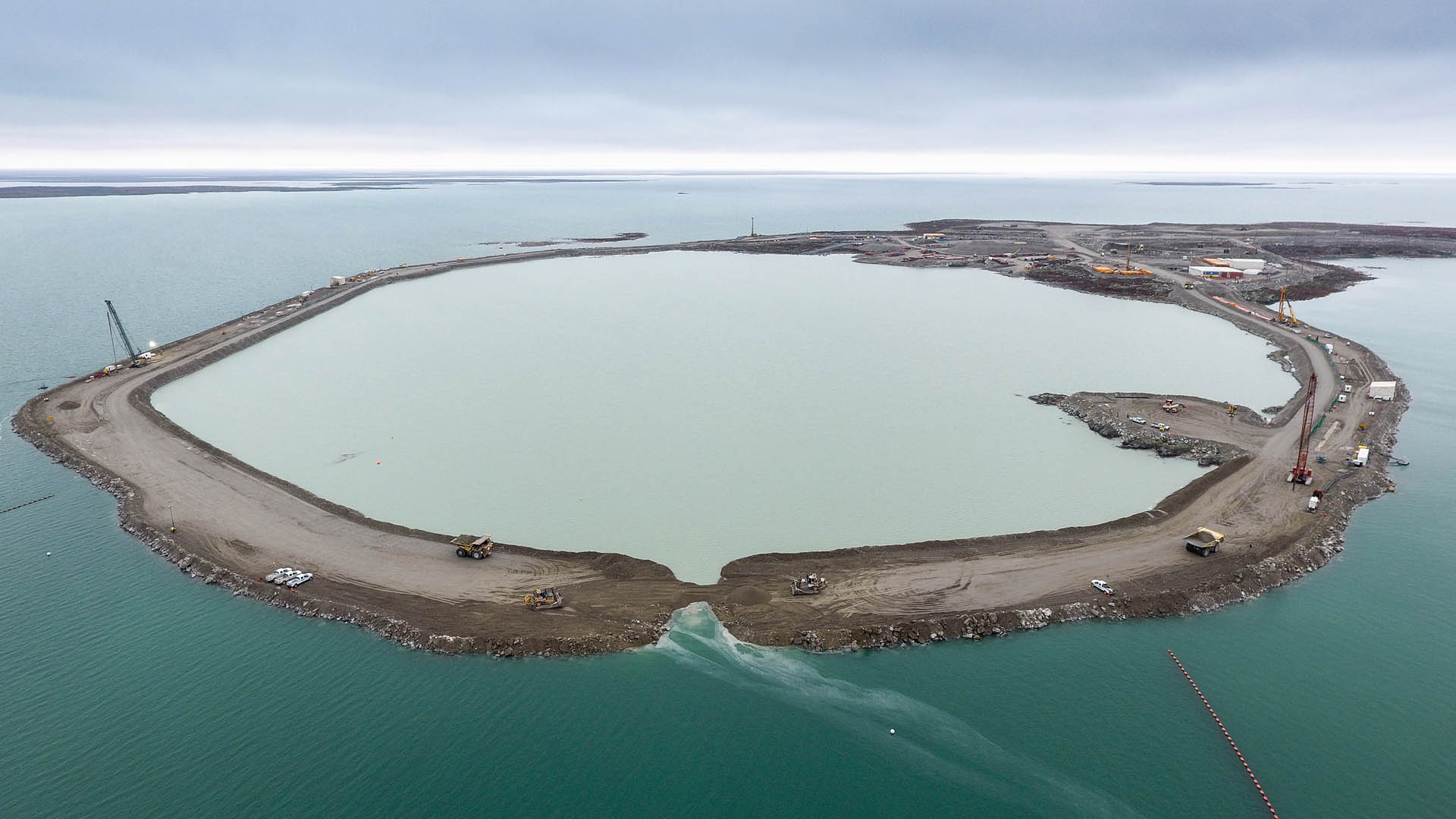 Embankment at Lac de Gras